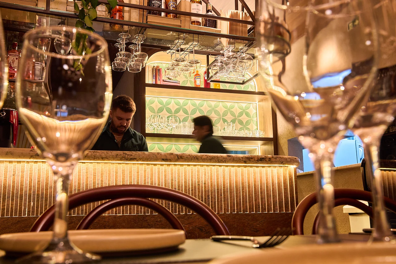 O salão e o bar do Fio à noite